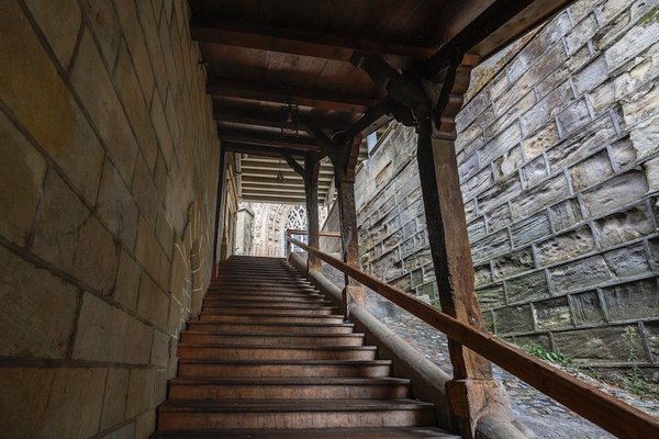 Comment intégrer un espace de stockage discret dans un escalier ?